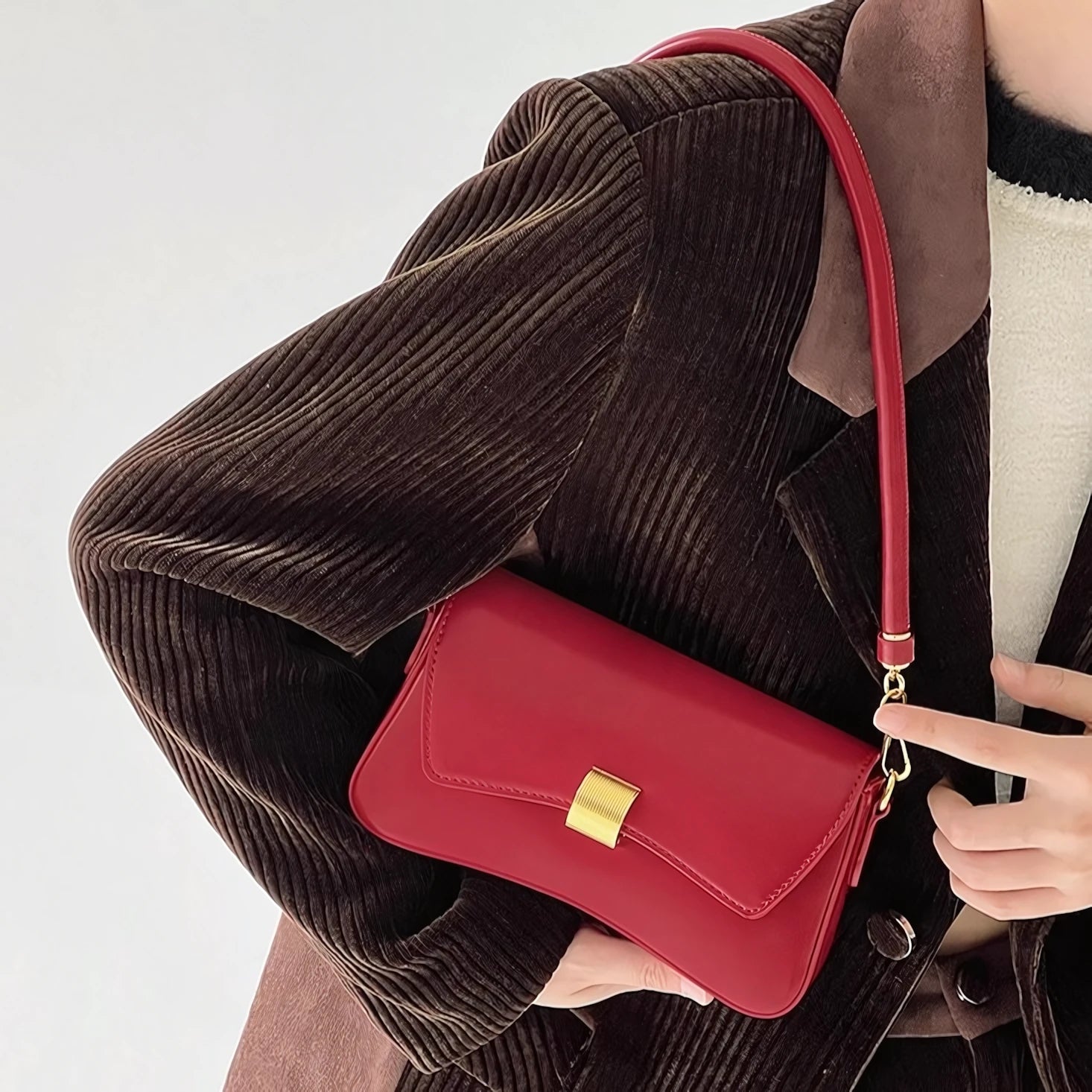 Golden Ripple – Wave-Edge Baguette Bag