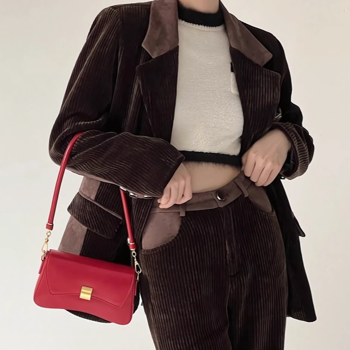 Golden Ripple – Wave-Edge Baguette Bag