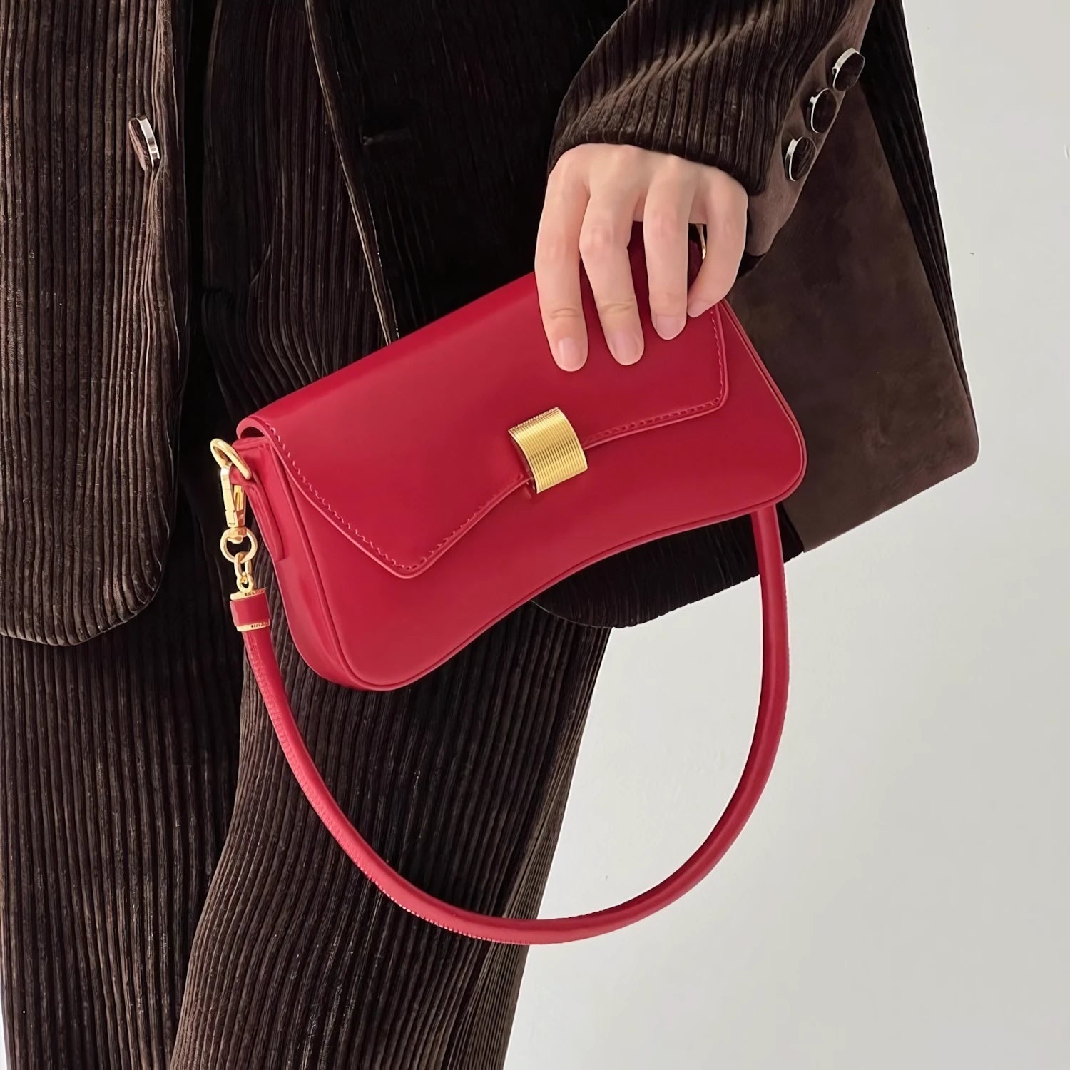 Golden Ripple – Wave-Edge Baguette Bag
