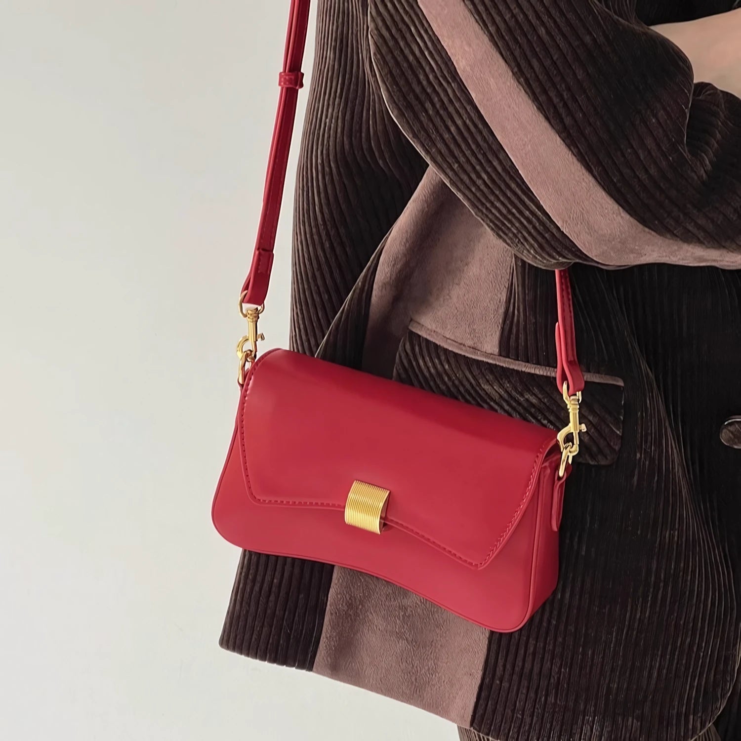 Golden Ripple – Wave-Edge Baguette Bag